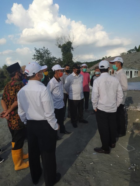 Saat Ketua DPRD Pekanbaru Hamdani dan rombongan di lokasi semburan gas