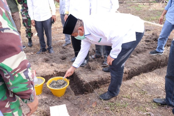 Bupati Alfedri Letakkan Batu Pertama Pembangunan RLH Program Baznas Kabupaten Siak