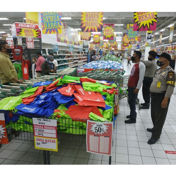 Personel Polsek Tampan dikerahkan ke Giant Panam cegah terjadinya kerumunan pengunjung yang berburu diskon. (Foto Polsek Tampan) 