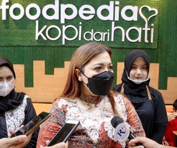 Pemilik Foodpedia dan Kopi dari Hati Stella Sihombing usai grand opening, Jumat (12/2/2021). Foto: Istimewa.