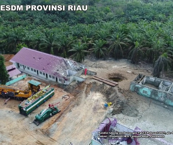 Lubang semburan gas di kawasan Ponpes Al Ihsan dipantau dengan drone, Sabtu (13/2/2021), pukul 10.30 WIB. Foto: Tangkapan layar drone Dinas ESDM Riau.