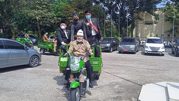 Bupati inhu saat berkeliling kantor membawa motor roda tiga