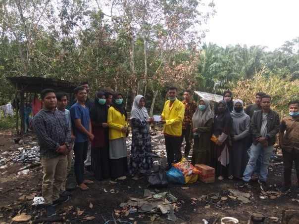 BEM Uniks Kuansing Serahkan Bantuan Terhadap Keluarga Korban yang rumahnya disambar petir beberapa waktu lalu/Zar