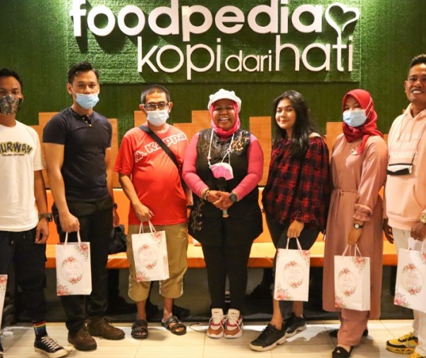 Seleb TikTok asal Kota Sorong, Papua Barat Leny Alias atau yang akrab dikenal dengan julukan Bunda Srikaya foto bersama penggemar saat merayakan hari kasih sayang di FoodPedia, Jalan Tanjung Datuk, Kelurahan Tanjung Rhu, Kecamatan Lima Puluh, Pekanbaru, Minggu (14/2/2021). Foto: Istimewa. 