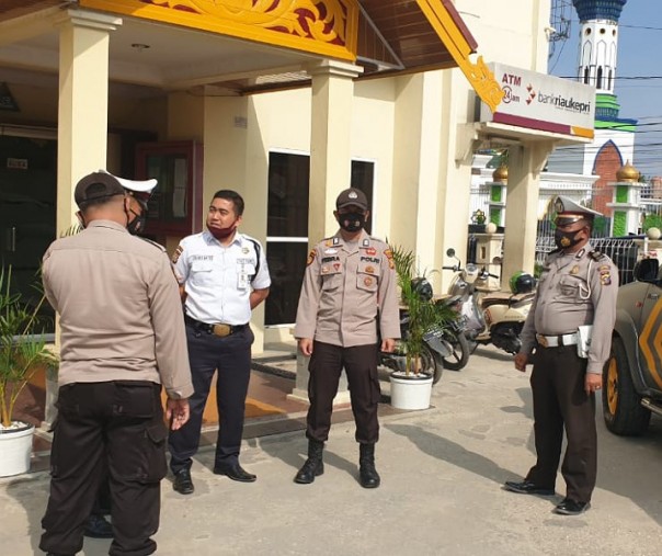 Personel Polsek Pangkalan Kerinci saat patroli di salah satu kantor perbankan, Selasa (16/2/2021). Foto: Istimewa. 