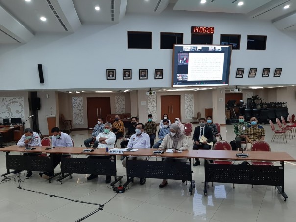 Anggota KPU Rokan Hilir divisi hukum, Hasbullah Rambe, anggota KPURiau, Nugroho Noto Susanto menghadiri sidang pembacaan putusan / ketetapan Mahkamah Konstitusi di aula lt 2 KPU RI yang dilakukan secara Daring