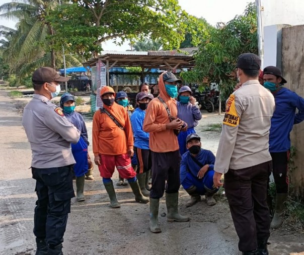 Personel Polsubsektor Pelalawan melaksanakan patroli di gerbang PT RAPP, Rabu (17/2/2021). Foto: Istimewa.