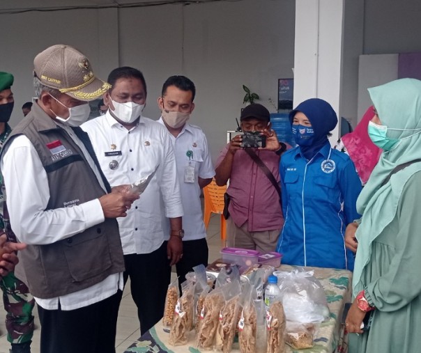 Wakil Wali Kota Pekanbaru Ayat Cahyadi melihat produk UMKM di Bazar Top Kuliner Food Park (samping Hotel The Zuri), Rabu (17/2/2021). Foto: Surya/Riau1.