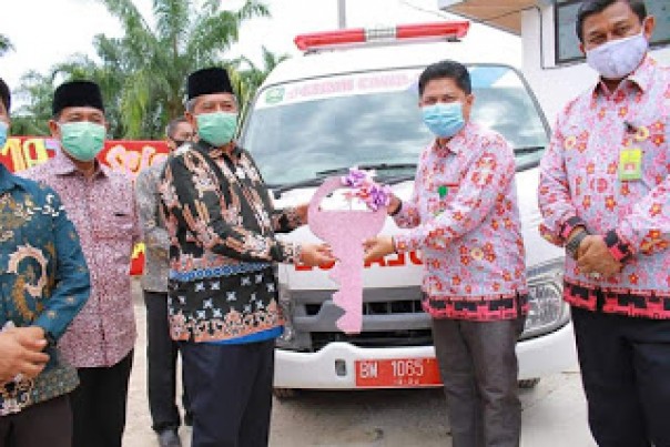 dr Adrian Hidayat saat menerima kunci Ambulance dari bupati Siak/ist