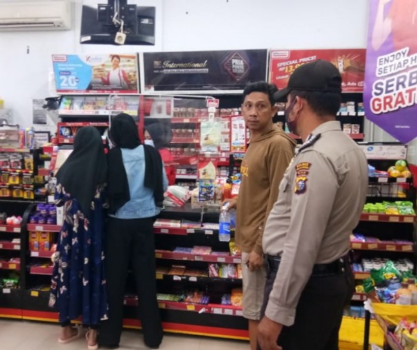 Personel Polsek Pangkalan Lesung saat patroli swalayan pada Kamis (18/2/2021) malam. Foto: Istimewa. 