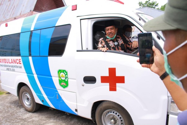 Bupati Siak Mencoba mengendarai Ambulan untuk Kampung Penyegat/Lin