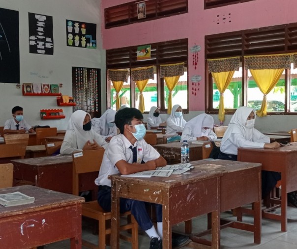 Aktivitas belajar mengajar terbatas di SMP Negeri 23 Pekanbaru pada 8 Februari 2021. Foto: Surya/Riau1.