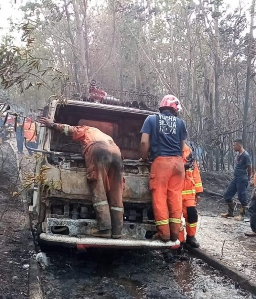 Mobil Damkar Ikut Terbakar saat Padamkan Kebakaran Hutan Lindung di Tanjungpinang/suryakepri