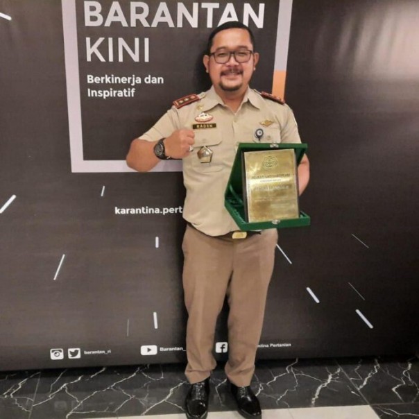 Kepala Karantina Pertanian Tanjungpinang Raden Nurcahyo Nugroho saat menunjukkan plakat penghargaan (Suryakepri.com/ist)