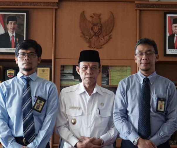 Bupati HM Harris didampingi Tim Asistensi KPP Pratama Pangkalan Kerinci usai melaporkan SPT, Rabu (24/2/2021). Foto: DJP Riau. 
