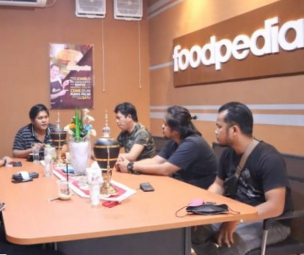 Pelanggan menggunakan ruang rapat di FoodPedia di Jalan Tanjung Datuk, Pekanbaru. Foto: Istimewa.