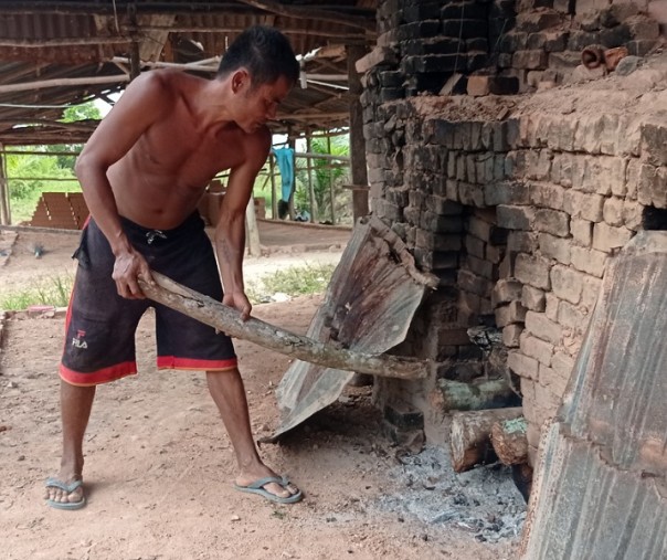 Evan, pekerja tobong bata merah di Tenayan Raya. Foto: Surya/Riau1.