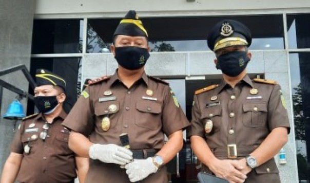 Kepala Kejaksaan tinggi Kepri Hari Setyono dan Wakil Kepala Kejaksaan tinggi Kepri Patris Yusrian Jaya saat memberikan keterangan Pers (Foto: Roland/Presmedia.id)