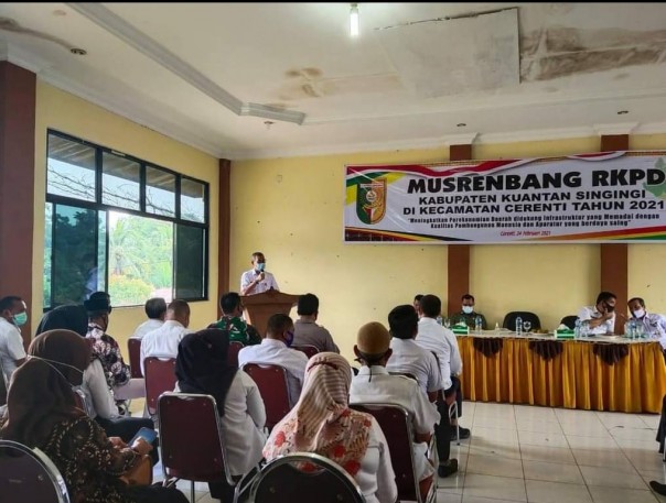 Bupati Drs H Mursini saat membuka Musrenbang kecamatan di Kecamatan Cerenti/Zar
