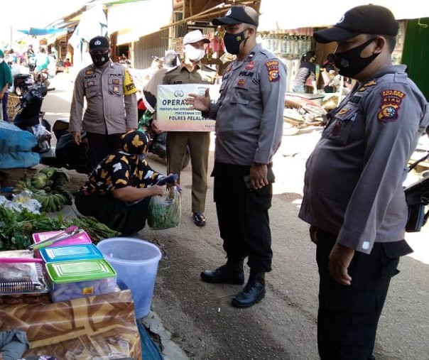 Personel Polsek Ukui saat Operasi Yustisi di Pasar, Kamis (25/2/2021). Foto: Istimewa. 