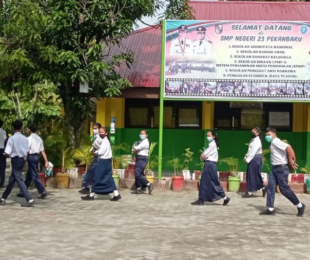 Pelajar SMP Negeri 23 Pekanbaru saat memulai proses belajar tatap muka pada 8 Februari 2021 lalu. Foto: Surya/Riau1.