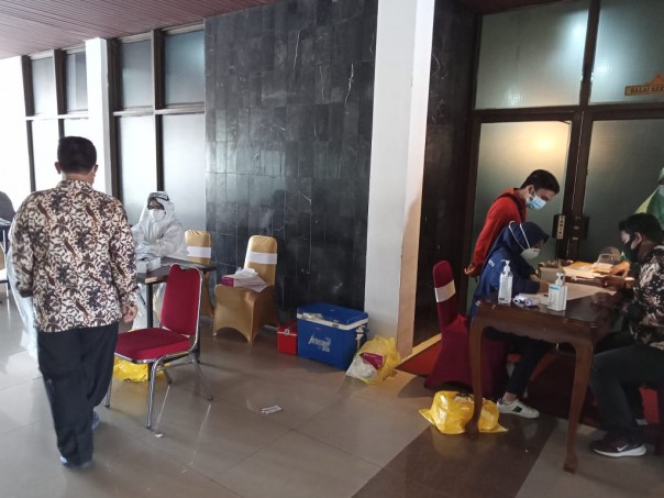 Tamu Undangan pelantikan tiga kepala daerah tengah melakukan rapid Dan swab test