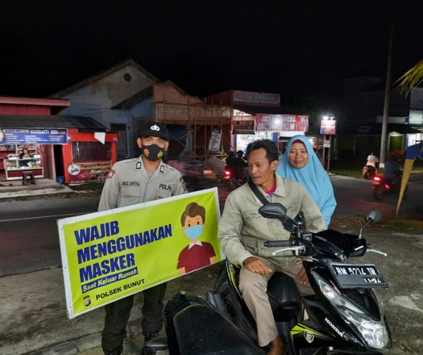 Personel Polsek Bunut saat patroli dan sosialisasi prokes, Kamis (25/2/2021) malam. Foto: Istimewa. 