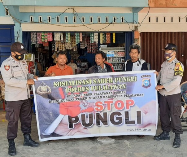 Personel Polsek Ukui mensosialisasikan Saber Pungli kepada warga, Sabtu (27/2/2021). Foto: Istimewa.