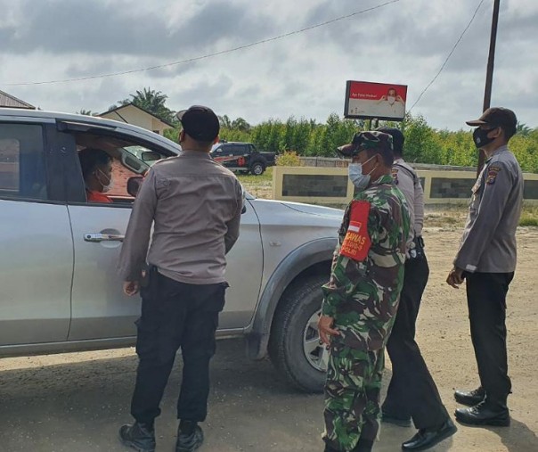 Polsubsektor Pelalawan menggelar Operasi Yustisi bersama anggota Koramil Bunut Kodim 0313 Kampar, Minggu (28/2/2021). Foto: Istimewa. 