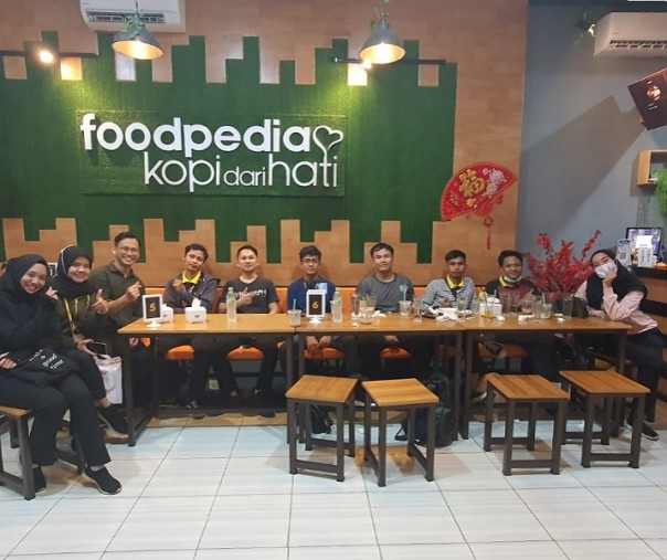 Para pelanggan saat bersantai di FoodPedia di Jalan Tanjung Datuk, Pekanbaru. Foto: Istimewa. 