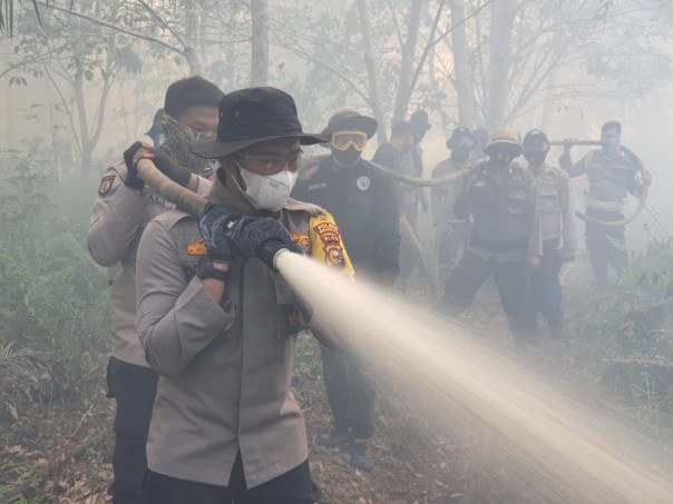 Kapolres Inhil melakukan pendinginan di lokasi Karlahut/yuzwa