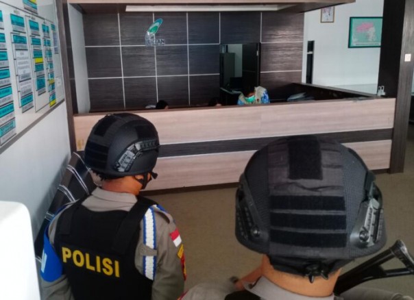 Personel polisi saat melakukan pengawalan penggeledahan kantor BP Kawasan Bintan oleh penyidik KPK (Suryakepri.com/Muhammad Bunga Ashab)