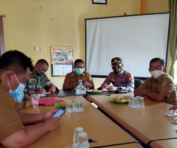 Kapolsek Pangkalan Lesung rapat koordinasi dengan camat di Aula Kantor Kecamatan, Senin (1/3/2021). Foto: Istimewa. 