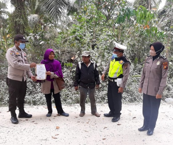 Personel Polsek Pangkalan Kuras saat sosialisasi Maklumat Kapolda Riau kepada masyarakat Kelurahan Sorek Satu, Senin (1/3/2021). Foto: Istimewa. 