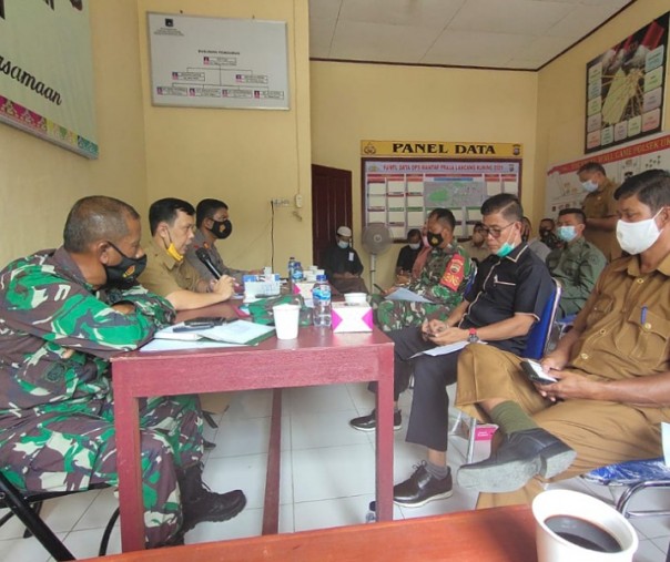 Kapolsek Ukui AKP Rifendi bersama pihak Kecamatan Ukui menggelar Rapat Koordinasi dan Mitigasi Penanggulangan Karhutla dan Covid-19 di Aula Kantor Polsek Ukui, Senin (1/3/2021). Foto: Istimewa.