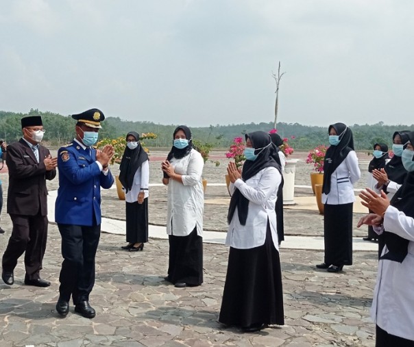 Sekdako Pekanbaru M Jamil (berpakaian baju Dinas Damkar) didampingi Kepala BKPSDM Baharuddin saat memberi selamat kepada 173 guru honorer dan penyuluh pertanian yang diangkat jadi PPPK di halaman Gedung Utama Kompleks Perkantoran Tenayan Raya, Senin (1/3/2021). Foto: Surya/Riau1.