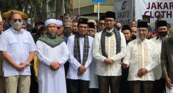 Erman Safar saat diantar UAS mendaftar di KPU Bukittinggi/Langgam.id