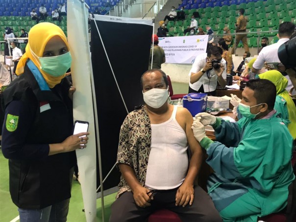 Salah satu wartawan di Pekanbaru saat menjalani Vaksin (foto: istimewa)