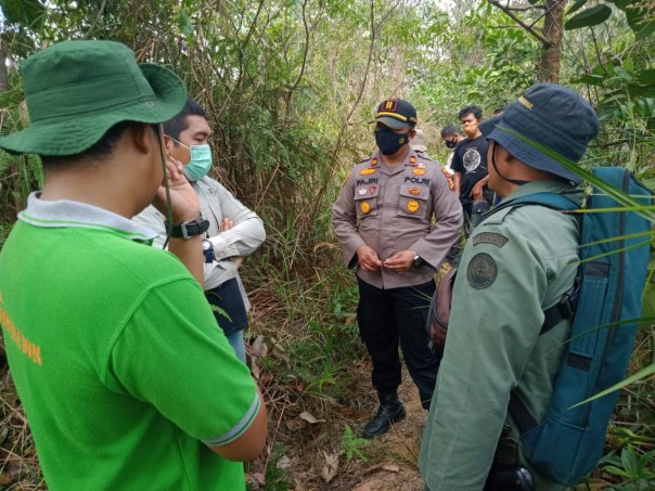 Kapolsek Kerumutan Iptu Fajri Sentosa bersama tim dari BKSDA Riau dan Kades Tanjung Air Hitam melakukan pemeriksaan lokasi serangan binatang buas, Selasa (2/3/2021). Foto: Istimewa. 