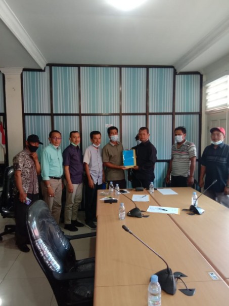 Warga desa Rimpian saat menemui wakil ketua dprd Inhu