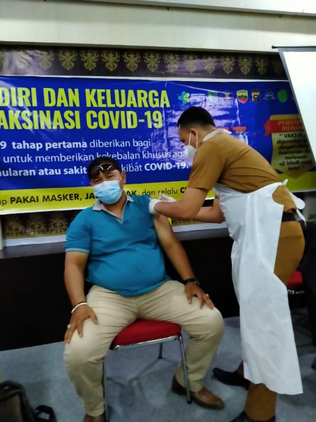 Seorang wartawan di Inhil saat di vaksin