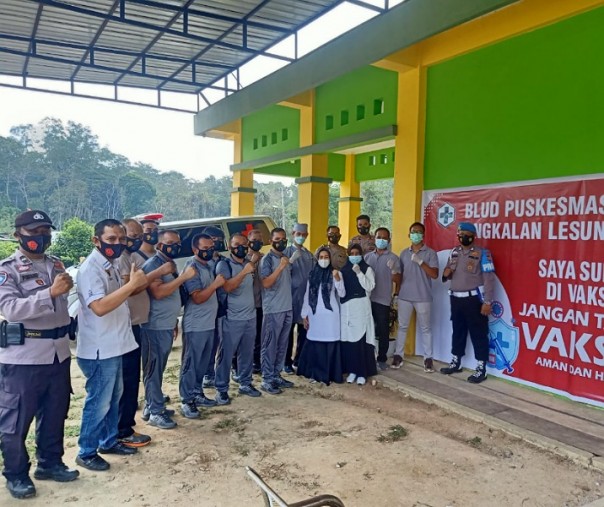 Sebanyak 24 personel Polsek Pangkalan Lesung melaksanakan kegiatan vaksinasi tahap dua di Puskesmas, Rabu (3/3/2021). Foto: Istimewa. 