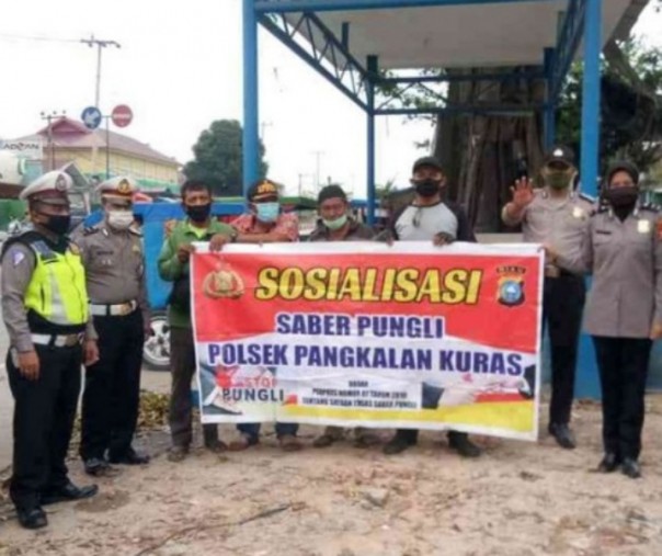 Personel Polsek Pangkalan Kuras foto bersama buruh bongkar muat usai sosialisasi Saber Pungli, Rabu (3/3/2021). Foto: Istimewa.