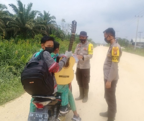 Personel Polsek Teluk saat sosialisasi prokes, Rabu (3/3/2021). Foto: Istimewa. 