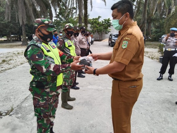 TGI Bagikan Kelengkapan Tangani Karhutla Kepada Satgas Pengendalian Karhutla Koto Gasib