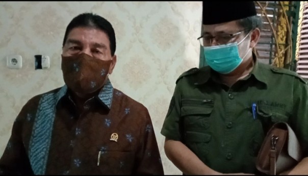 Achmad bersama Syahril Abubakar diwawancarai wartawan usai menggelar pertemuan