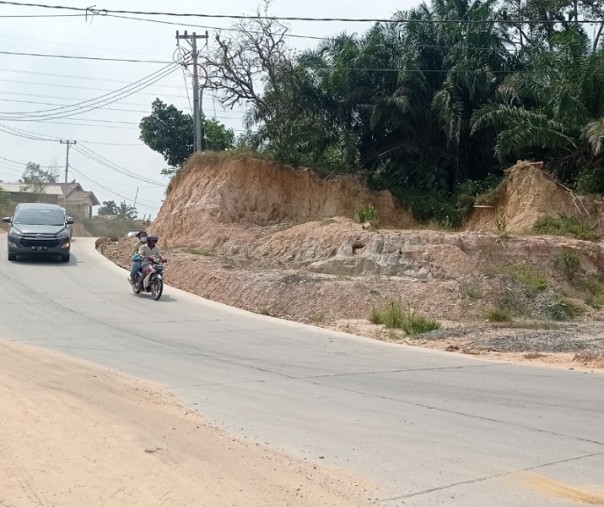 Inilah lahan yang belum diganti rugi di Jalan Badak Ujung (persimpangan Jalan 70) di Kelurahan Tuah Negeri, Kecamatan Tenayan Raya. Foto: Surya/Riau1.