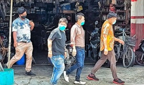 Penyidik KPK saat mengeledah gudang Mikol di Bintan/presmedia