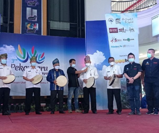 Kepala Dinas Kebudayaan dan Pariwisata Kota Pekanbaru Nurfaisal saat membuka Pekanbaru Bandar Raya Melayu, Rabu (3/3/2021). Foto: Surya/Riau1.
