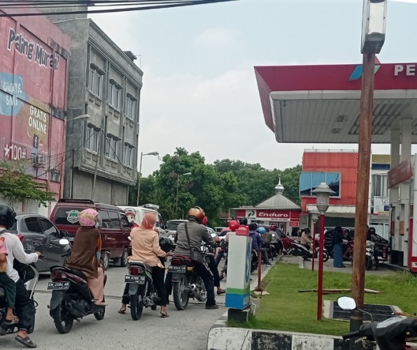 Antrean panjang kendaraan di SPBU Jalan Tuanku Tambusai. Foto: Surya/Riau1.